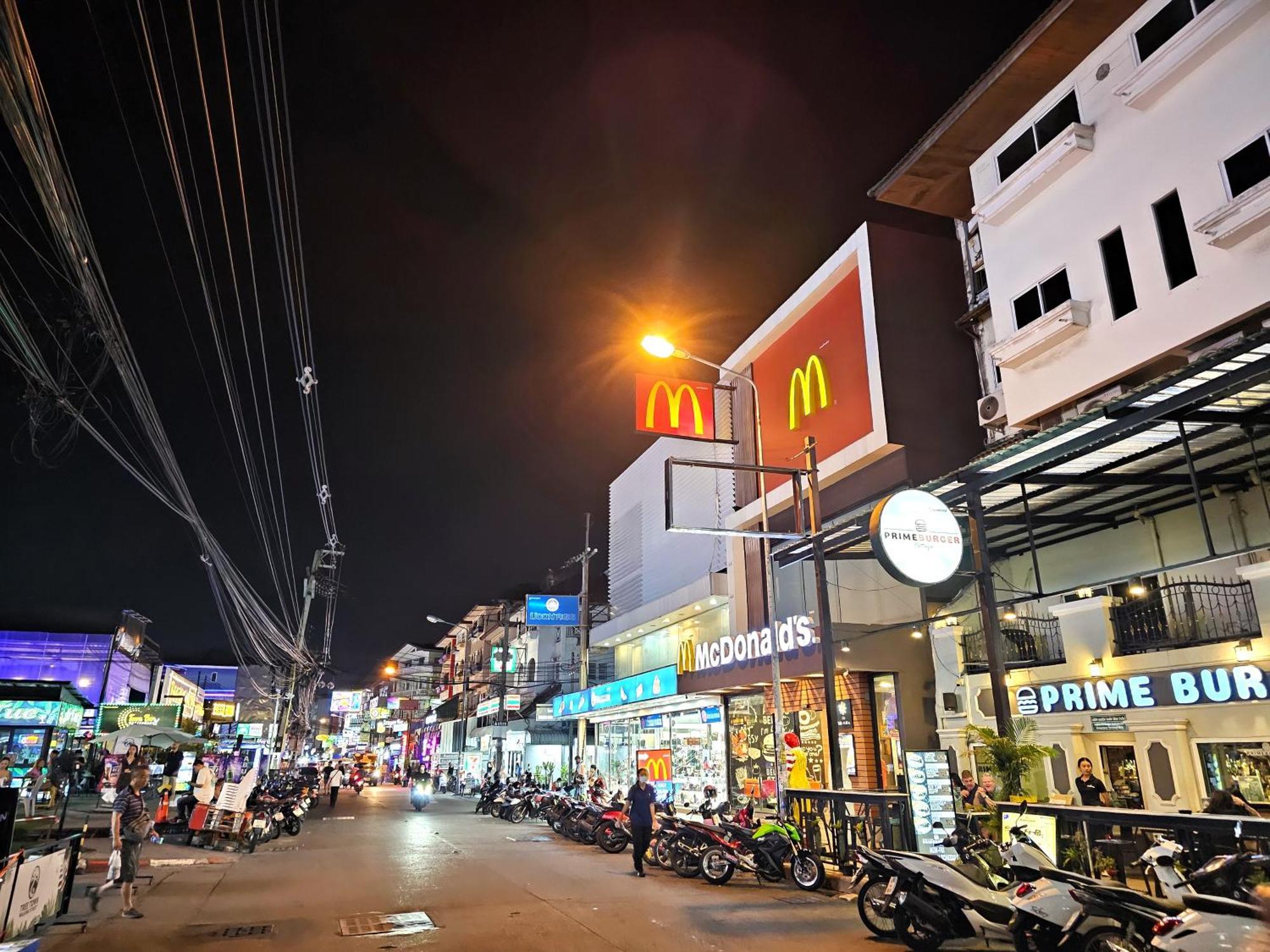 The Base Inn Pattaya Luaran gambar